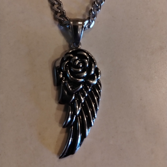 Gothic Wing with Rose necklace - Picture 1 of 5
